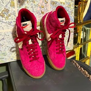 Women’s Nike 7.5 US.  High top sneaker Pink textured boucle. Practically new.